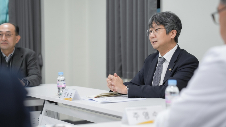 임승관 청장이 춘천시 노인전문병원에 방문해 의료기관 간담회와 주요 시설(치매병동)을 점검하고 있다.