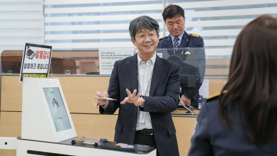 질병관리청 임승관 청장이 청주공항 검역소에 방문해 입국 검역 현장을 점검하고 있다. (발열감시 및 자동검역심사대 시연)