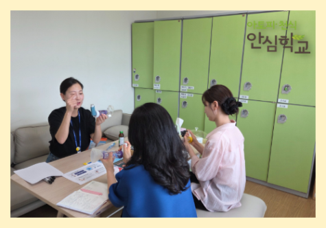 그림입니다.  원본 그림의 이름: 흡입기 사용.png  원본 그림의 크기: 가로 500pixel, 세로 350pixel  프로그램 이름 : mangoboard.net