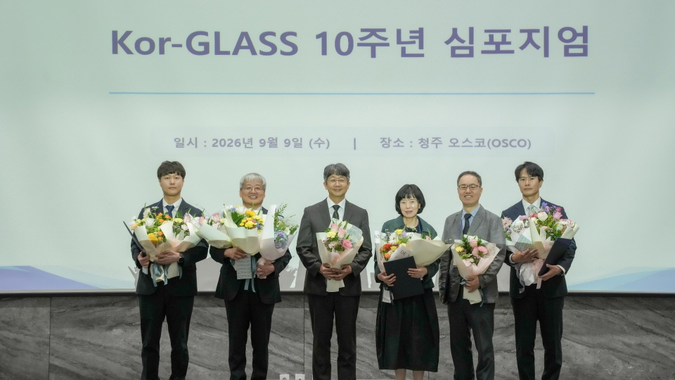 (유공자)임승관 질병청장이 심포지엄에서 유공자 및 주요 참석자들과 함께 10주년을 기념하고 있다.