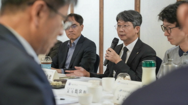 제 2차 방역 및 사회대응 분과위원회 논의의 지평을 더욱 확장하기 위해 법학, 의료윤리, 보건환경 분야 등의 전문과들과 간담회를 진행하고 있는 임승관 청장
