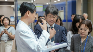 세계 알레르기 주간 기념, 경기북부 "알레르기 바로알기" 홍보부스를 참관하고 있는 임승관 청장