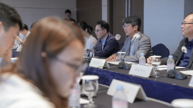 제1차 질병관리 AX 위원회 회의에서 건강한 국민, 안전한 사회를 실현하기 위한 AI 활용 전략 및 향후 검토사항을 논의하고 있는 질병관리청 임승관 청장