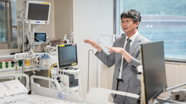 실제 1급 감염병 의사환자 발생 시 사용되는 국가지정 입원치료병상을 점검하고 있는 질병관리청 임승관 청장