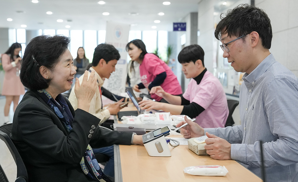 지영미 질병관리청장이 혈압측정 캠페인에서 혈압측정 행사에 참여하고 있다.