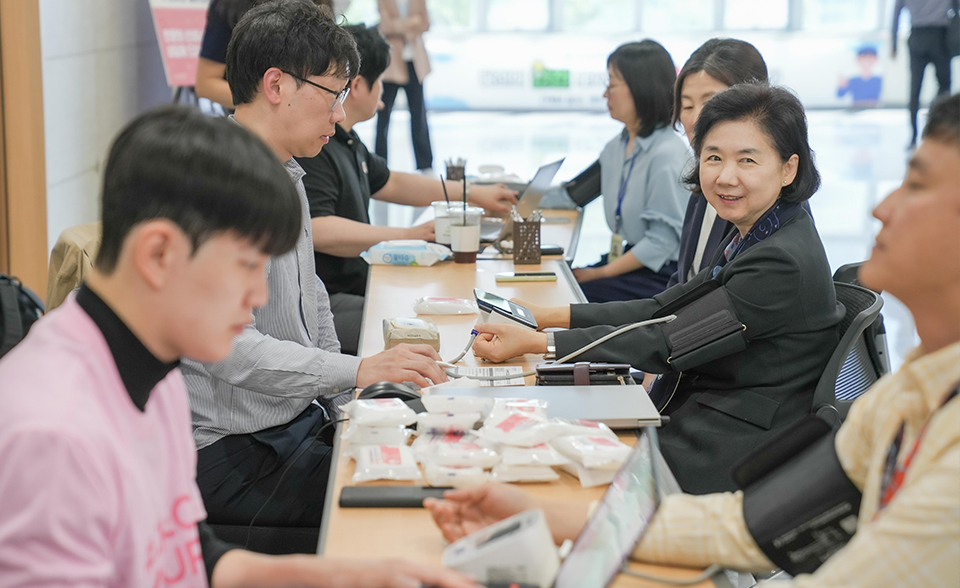 지영미 질병관리청장이 혈압측정 캠페인에서 혈압측정 행사에 참여하고 있다.