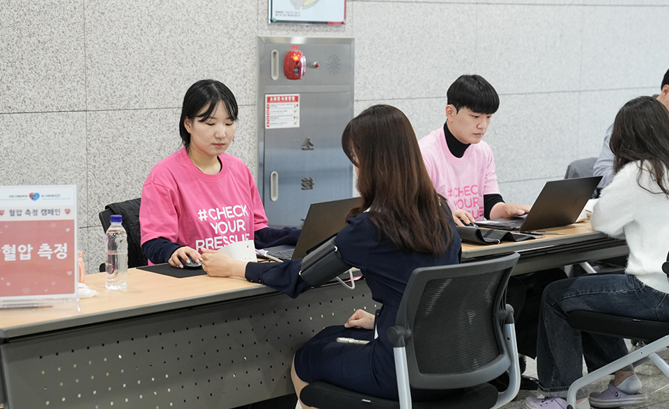 질병관리청 직원들이 대한고혈압학회와 함께하는「혈압측정 캠페인」행사에서 혈압측정 행사에 참여하고 있다.