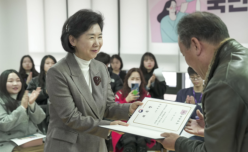 지영미 청장이, 국민소통단8기 대표에게 위촉장을 전달하고 있다.