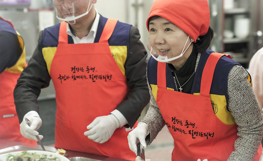 지영미 청장, 지역 소외계층 자원봉사 참여 온기나눔 행사에서 배식 자원봉사에 참여하고 있다.