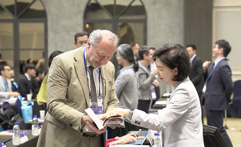 지영미 청장이 제5차 글로벌 백신 포럼에서 피터 피오트 박사 (London School of Hygiene & Tropical Medicine)와 대화하고 있다.