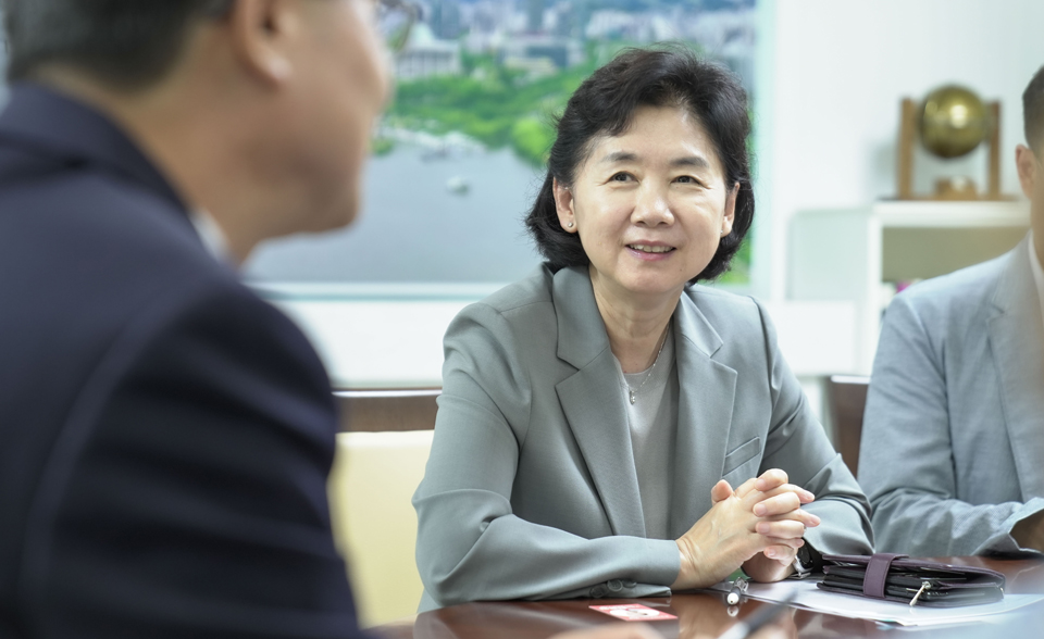 지영미 질병관리청장이 서울시 영등포구 보건소 현장을 방문하여 영등포구청 최호권청장 및 직원들과 차담회를 진행하고 있다.