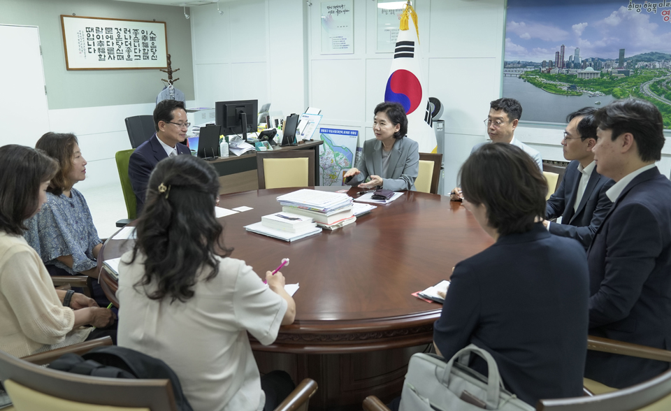 지영미 질병관리청장이 서울시 영등포구 보건소 현장을 방문하여 영등포구청 최호권청장 및 직원들과 차담회를 진행하고 있다.