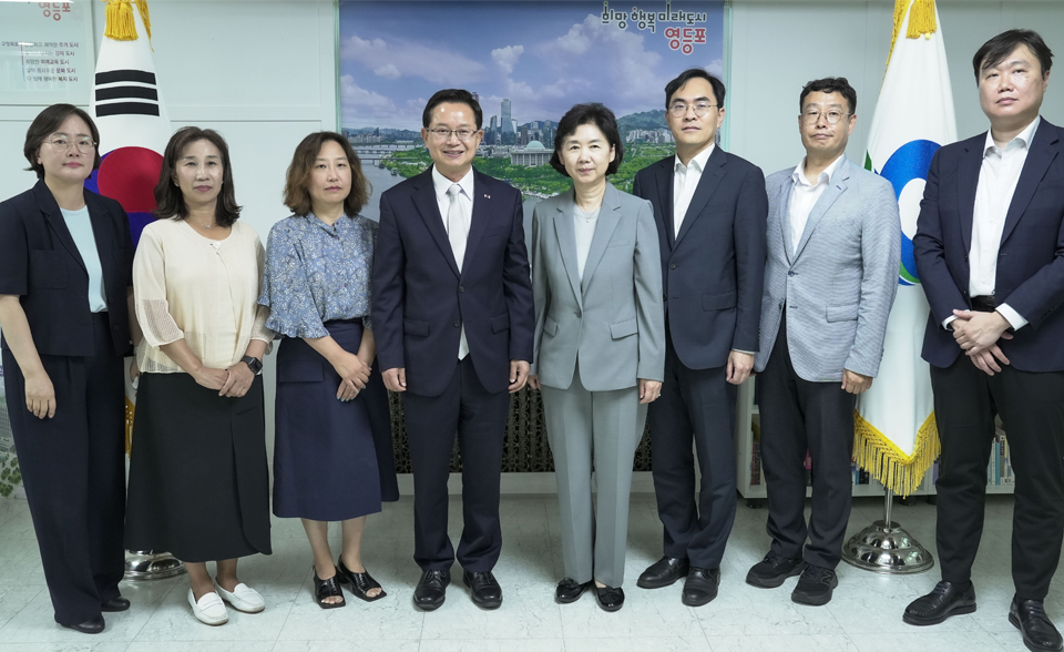 지영미 질병관리청장이 서울시 영등포구 보건소 현장을 방문하여 영등포구청 최호권청장 및 직원들과 단체사진을 찍고 있다.