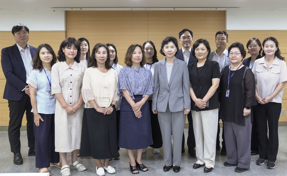 지영미 질병관리청장이 서울시 영등포구 보건소 현장을 방문하여 영등포구청 최호권청장 및 직원들과 단체사진을 찍고 있다.