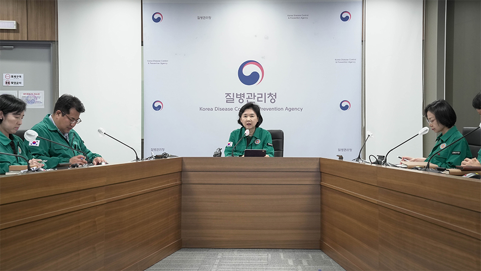 지영미 질병관리청장이 코로나19 유행 대응 관계부처 점검에서 점검회의를 진행하고 있다.