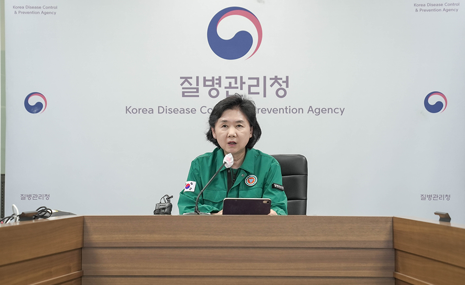 지영미 질병관리청장이 코로나19 유행 대응 관계부처 점검에서 점검회의를 진행하고 있다.