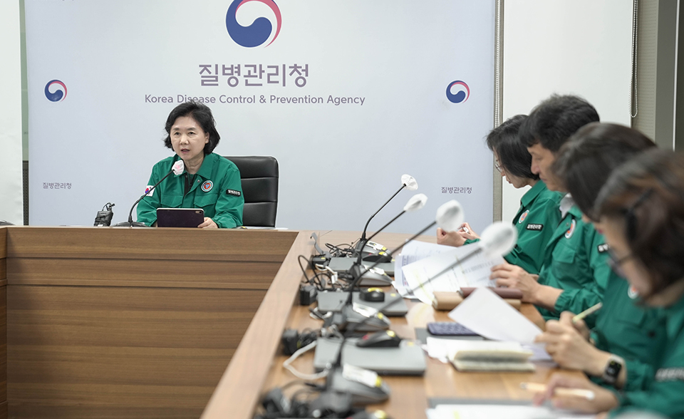 지영미 질병관리청장이 코로나19 유행 대응 관계부처 점검에서 점검회의를 진행하고 있다.