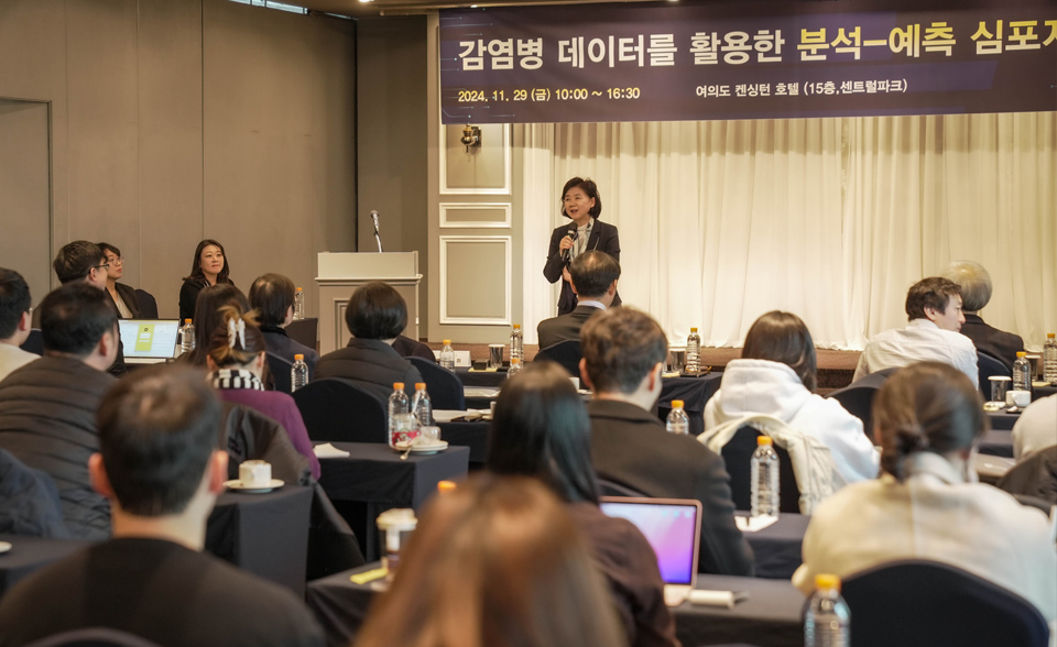 질병관리청 지영미 청장이 감염병 데이터를 활용한 분석·예측 심포지엄에서 인사말씀을 하고 있다.