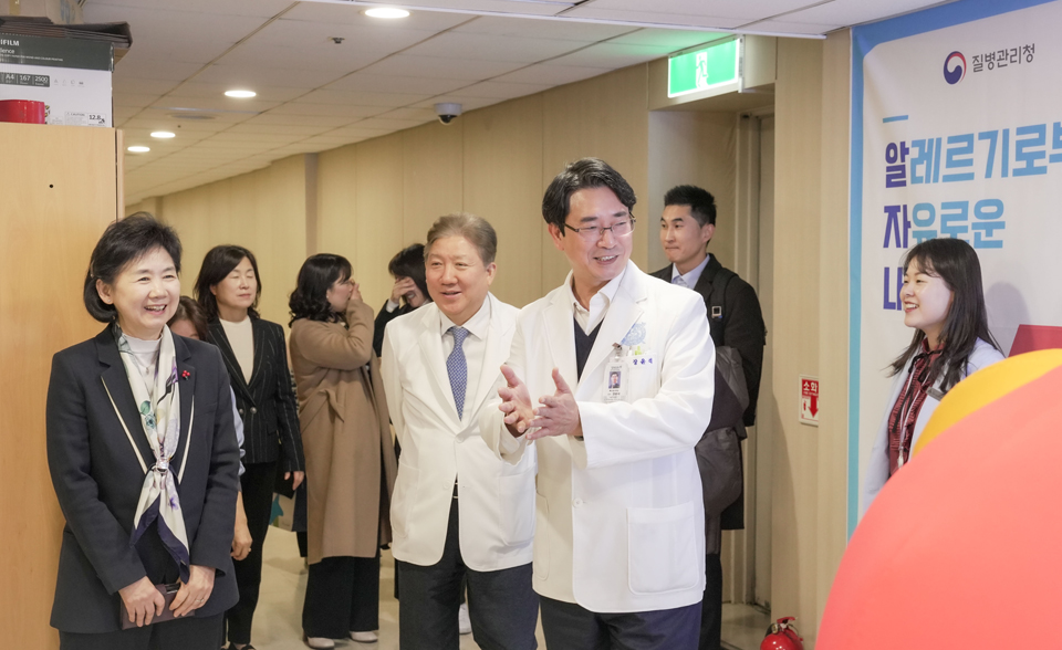 질병관리청 지영미 청장이 경기 아토피·천식 교육정보센터 현장에 방문하여 라운딩을 하고 있다.