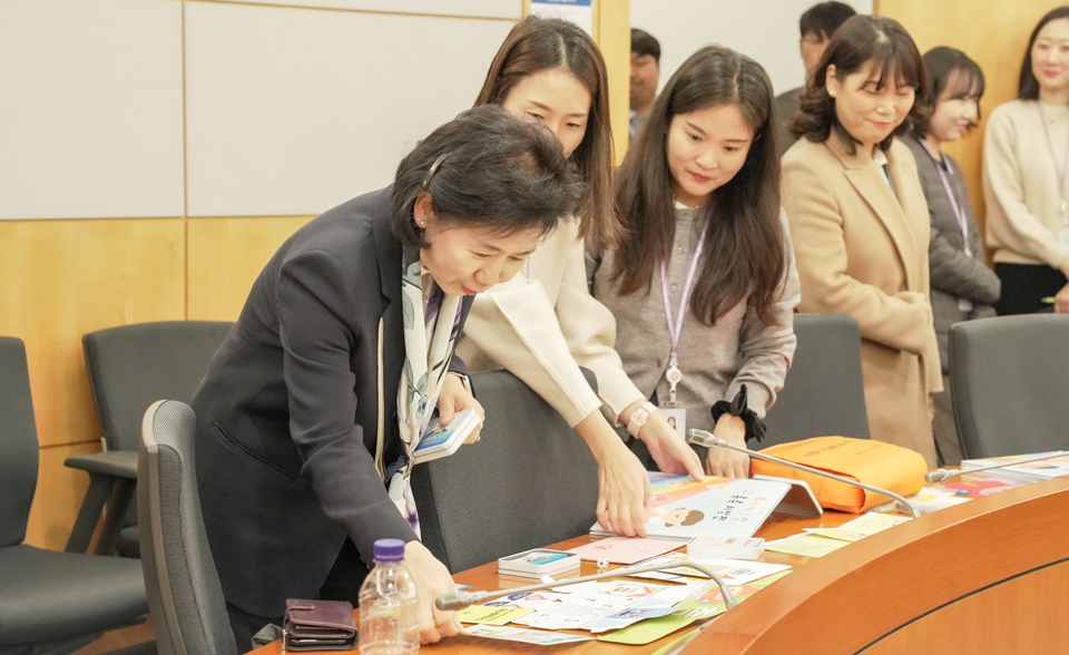 질병관리청 지영미 청장이 경기 아토피·천식 교육정보센터 현장에 방문하여 홍보물을 보고 있다.