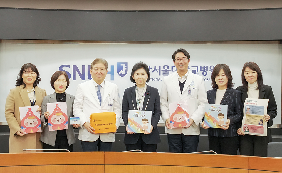 질병관리청 지영미 청장이 경기 아토피·천식 교육정보센터 현장에 방문하여 주요인사들과 기념촬영을 하고 있다.