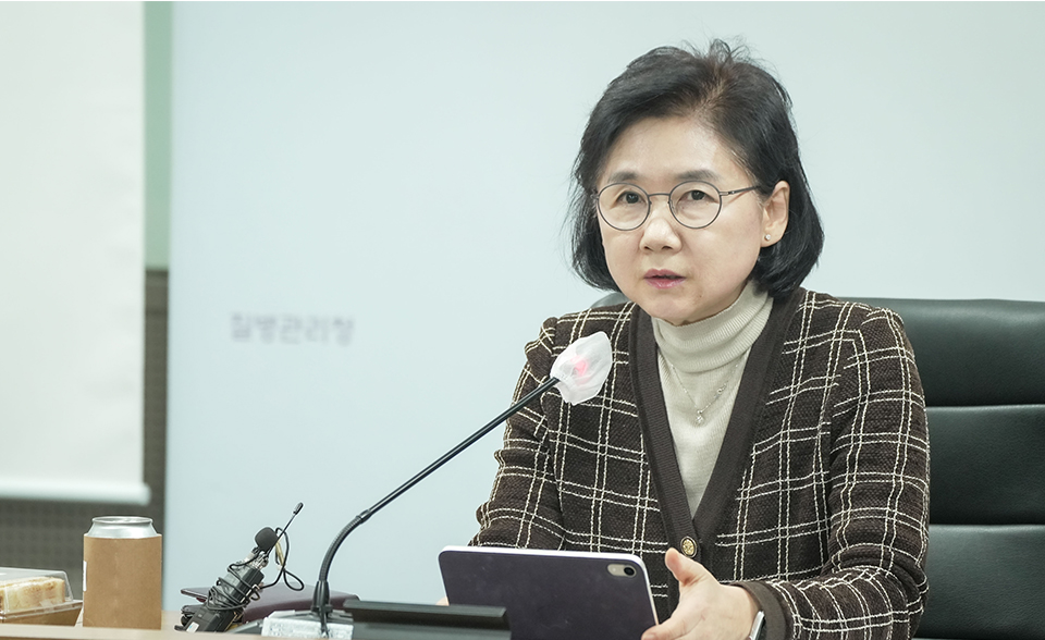 질병관리청 지영미 청장이 제3차 호흡기 감염병 관계부처 합동대책반 회의에 참여하고 있다.