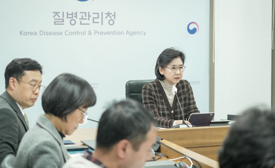 질병관리청 지영미 청장이 제3차 호흡기 감염병 관계부처 합동대책반 회의에 참여하고 있다.