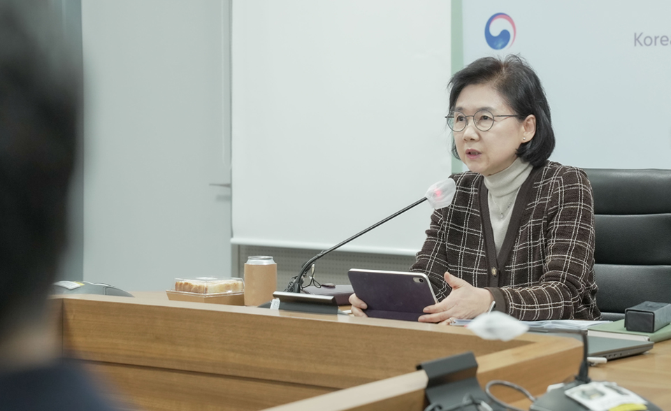 질병관리청 지영미 청장이 제3차 호흡기 감염병 관계부처 합동대책반 회의에 참여하고 있다.