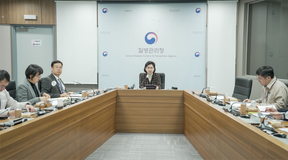 질병관리청 지영미 청장이 제3차 호흡기 감염병 관계부처 합동대책반 회의에 참여하고 있다.