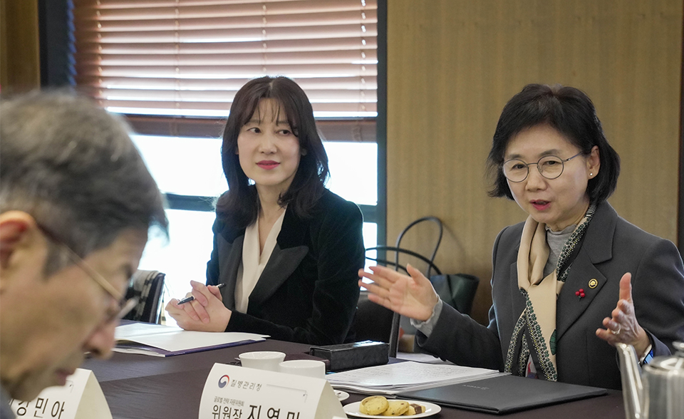 질병관리청 지영미청장이 제4차 질병관리청 글로벌 전략 자문위원회에서 발언을 하고 있다.