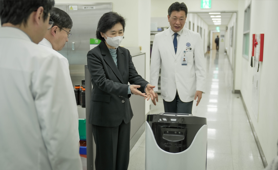 우수 감염병병원체 확인기관 시범지정 현판식 (01.22.)_세브란스병원 진단검사실을 방문한 지영미 청장