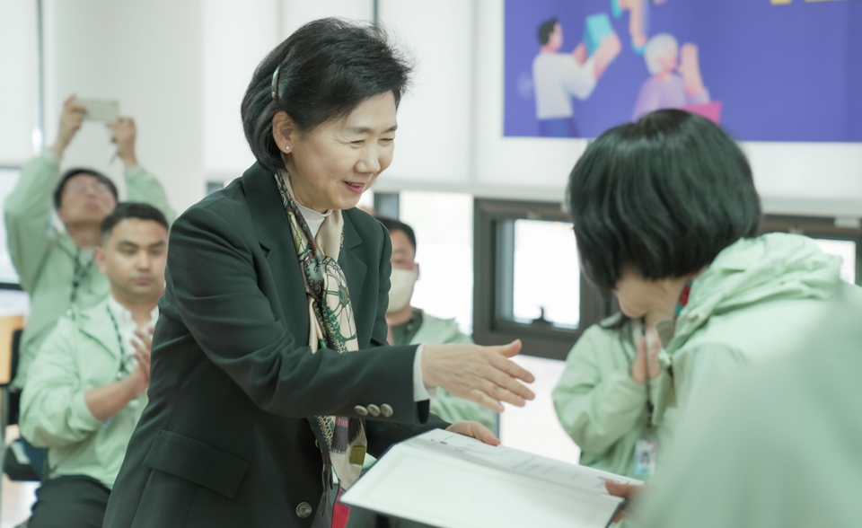 질병관리청 국민소통단 9기 발대식 및 소통간담회 (03.05.)_위촉장을 수여하는 지영미 청장
