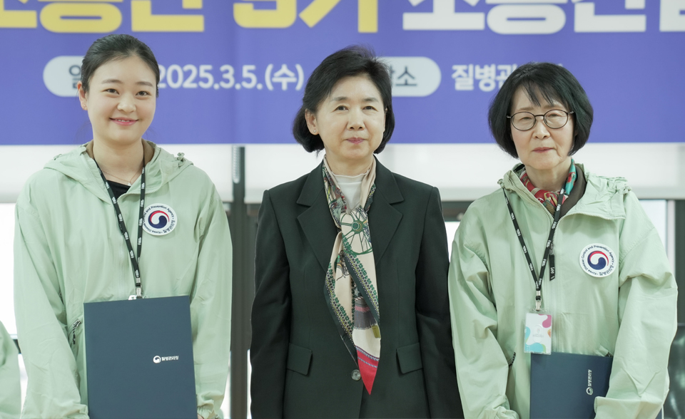 질병관리청 국민소통단 9기 발대식 및 소통간담회 (03.05.)_위촉장을 수여 받은 대표단원 2인과 기념촬영하는 지영미 청장