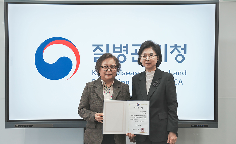 국가손상관리위원회 제1기 위원 위촉식 및 전체회의에서 (한국소비자연맹 강정화 회장) 민간위원 6명에게 위촉장을 수여하는 지영미 청장