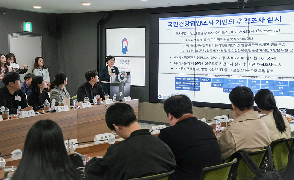 건강영양조사분석과 오경원 과장이 Open House 행사에서 빅데이터 활용 노화우 관련 '국민건강영양조사 원시자료 연계 활용 현황' 주제로 발표하고 있다.