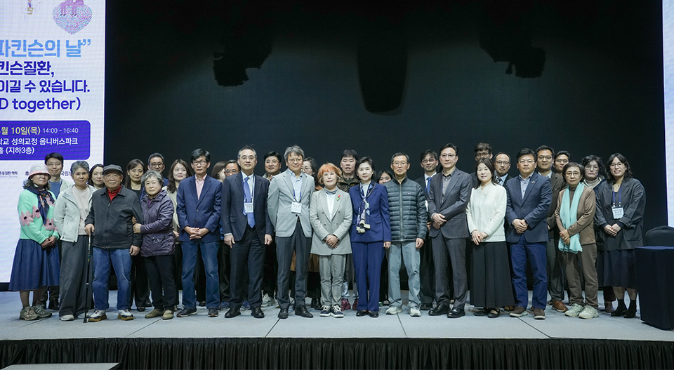 지영미 질병관리청장이 레드튤립 캠페인에서 환우·가족, 학회 관계자들과 단체 기념 사진을 촬영하고 있다.