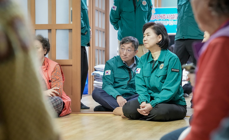 지영미 질병관리청장이 경북 산불 피해현장 감염병 대비 점검으로 임시주거시설에 방문하여 애로사항을 청취하고 있다.
