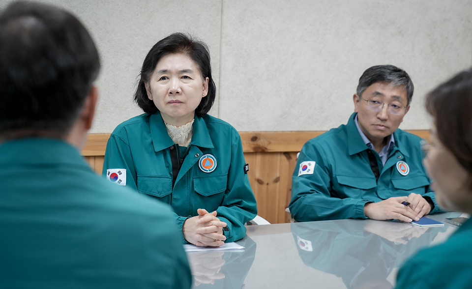 지영미 질병관리청장이 경북 산불 피해현장 감염병 대비 점검으로 임시주거시설에 방문하여 애로사항을 청취하고 있다.
