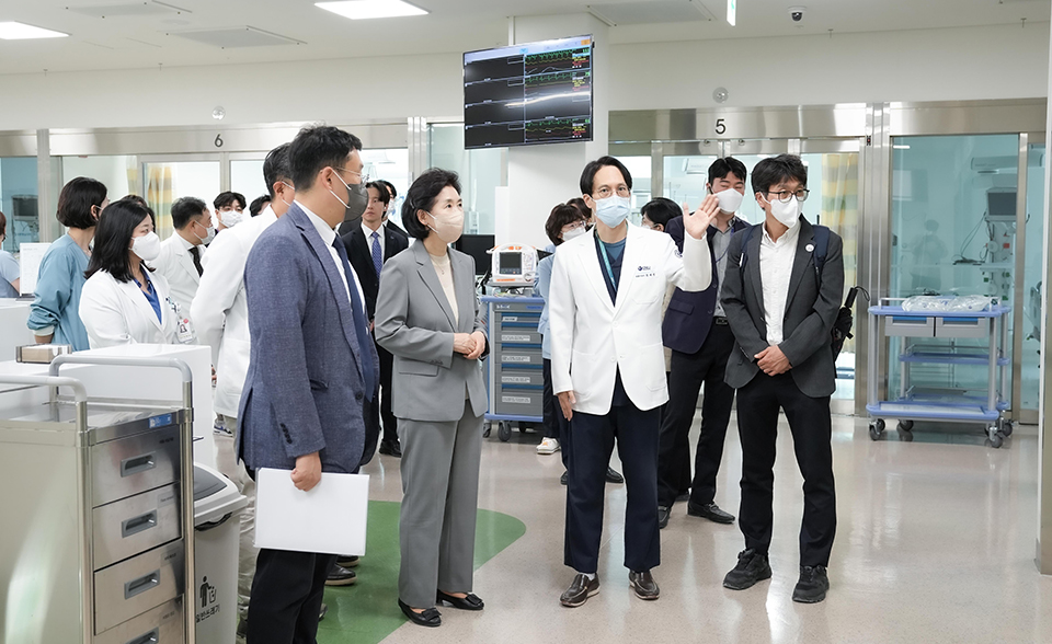 지영미 청장, 코로나19 유행 대비 진료현장 방문, 세종충남대학교병원 (06.05.)_의료기관의 응급실, 외래, 입원 환자 등 진료 현장을 살피고 대비 상황을 점검하고 있다.