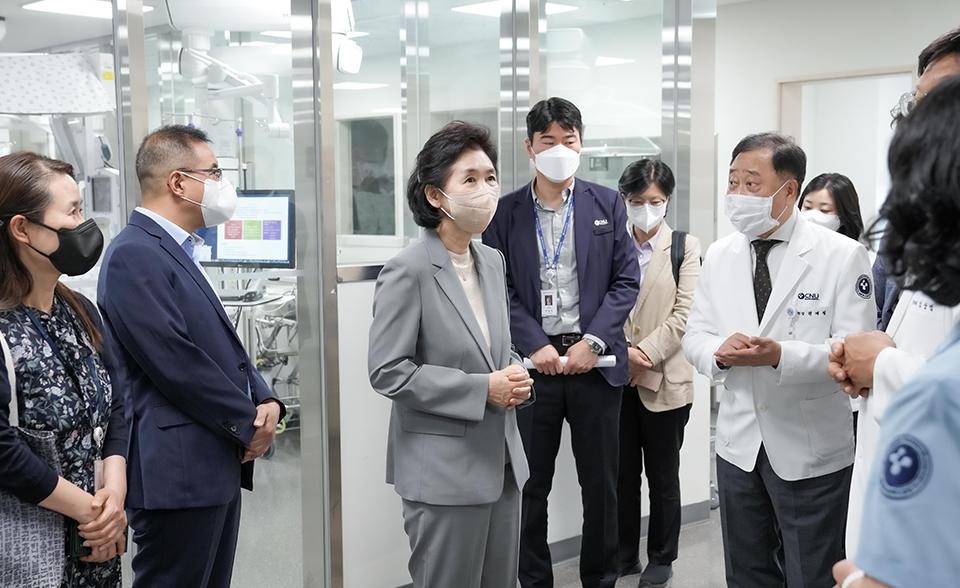 지영미 청장, 코로나19 유행 대비 진료현장 방문, 세종충남대학교병원 (06.05.)_의료기관의 응급실, 외래, 입원 환자 등 진료 현장을 살피고 대비 상황을 점검하고 있다.