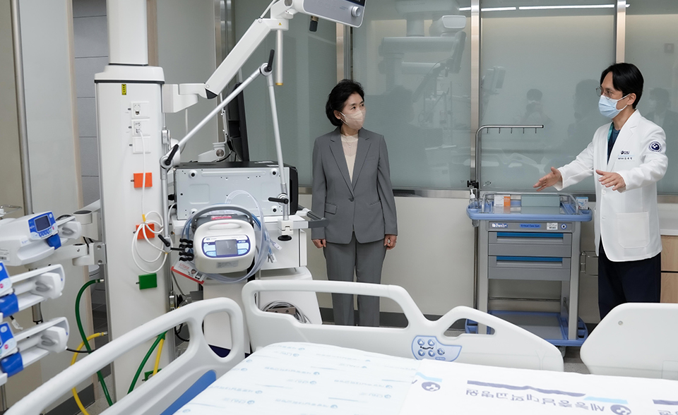 지영미 청장, 코로나19 유행 대비 진료현장 방문, 세종충남대학교병원 (06.05.)_의료기관의 응급실, 외래, 입원 환자 등 진료 현장을 살피고 대비 상황을 점검하고 있다.