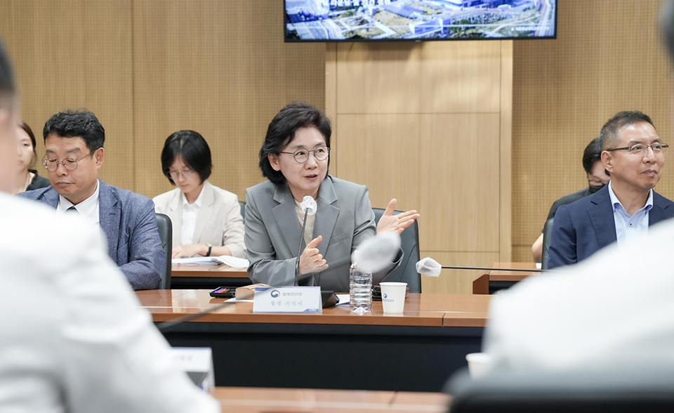 코로나19 유행 대비 진료현장 방문, 세종충남대학교병원 (06.05.)_코로나19 유행 대비를 위한 질병관리청, 지자체, 의료기관 간담회를 주재하고 있다.