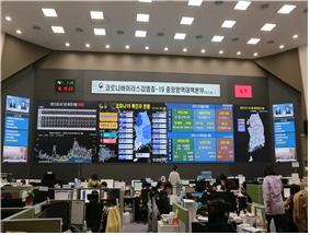 상황실에 사람들이 모여있는 사진