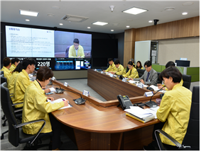 상황실에서 회의중인 사진