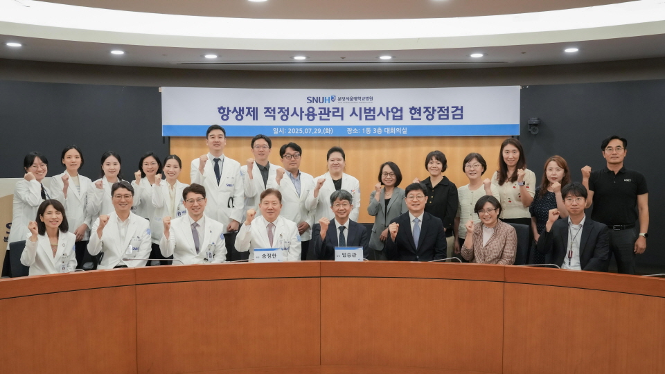 ASP 시범사업에 참여하는 의료진들과 기념촬영하는 임승관 청장