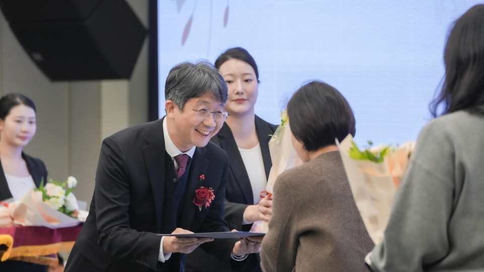 25년 세계 에이즈의 날 기념식에서 유공자 표창을 수여하고 있는 임승관 청장1